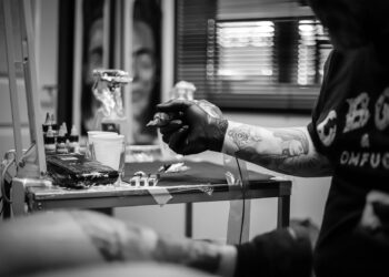 Migrantes en Estados Unidos cubren sus tatuajes por temor a deportaciones