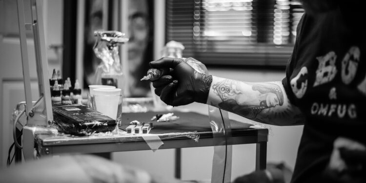 Migrantes en Estados Unidos cubren sus tatuajes por temor a deportaciones