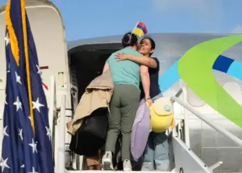 64 migrantes llegaron a su país de origen en el primer vuelo de autodeportación desde EE. UU.