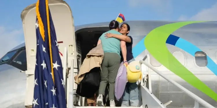 64 migrantes llegaron a su país de origen en el primer vuelo de autodeportación desde EE. UU.