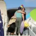 64 migrantes llegaron a su país de origen en el primer vuelo de autodeportación desde EE. UU.