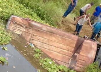 Un autobús cayó de un puente en Higuerote y dejó al menos siete muertos