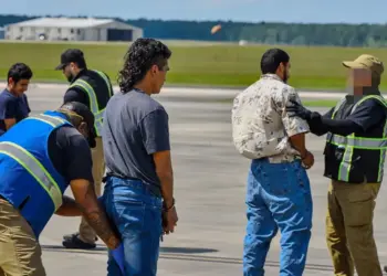 EE.UU. deportó a 528 migrantes en Houston tras redada del ICE
