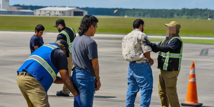 EE.UU. deportó a 528 migrantes en Houston tras redada del ICE