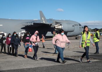 Juez de Texas prohíbe al Gobierno de Trump usar ley centenaria para expulsar venezolanos