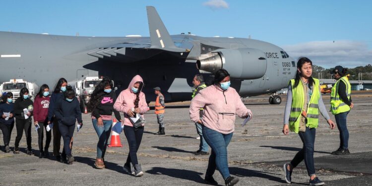 Juez de Texas prohíbe al Gobierno de Trump usar ley centenaria para expulsar venezolanos