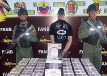 Detienen a un hombre con $342.200 falsos en Táchira