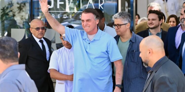 Bolsonaro sale del hospital tras tres semanas ingresado por una cirugía intestinal