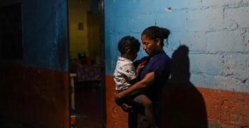 Atrapados y hambrientos en México, al menos 3000 migrantes venezolanos luchan por regresar a casa