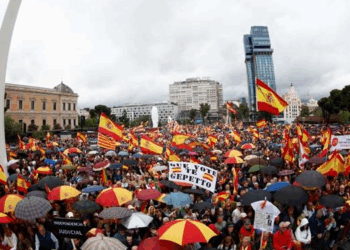 Unas 25.000 personas protestan contra Pedro Sánchez en Madrid y piden elecciones anticipadas