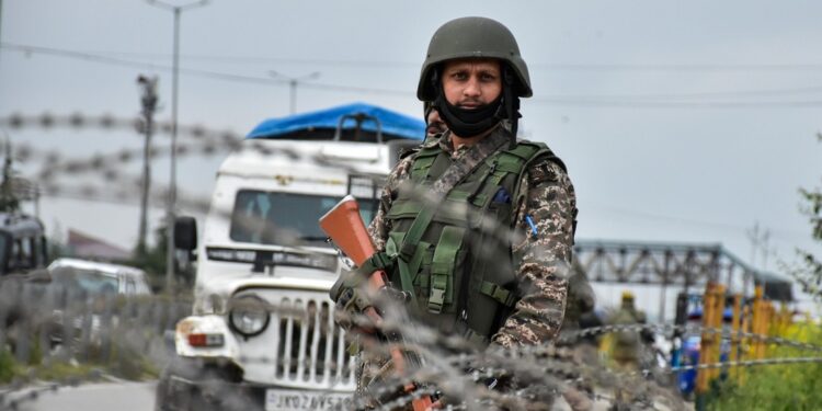 La India acusa a Pakistán de violar el alto el fuego e informa de represalias