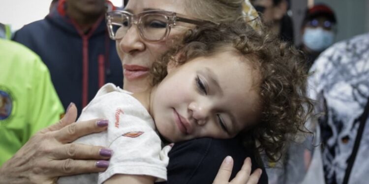 Arriba a Venezuela la niña Maikelys Espinoza