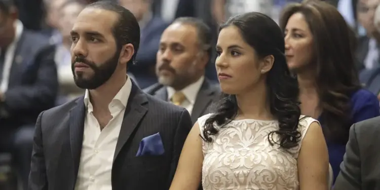 Gabriela de Bukele recibe críticas de venezolanas por su post del Día de las Madres