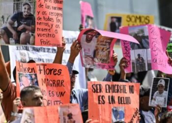 Arrestan a una abogada en El Salvador que auxilia a migrantes venezolanos deportados al Cecot