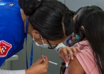 Gobierno de Ecuador ordena uso de mascarilla en escuelas por aumento de tosferina