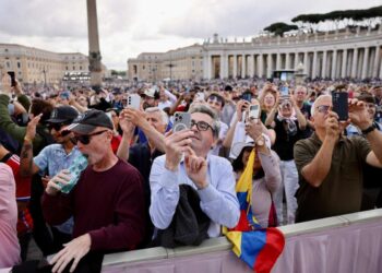 Más de 40.000 esperan el Habemus Papam en la plaza de San Pedro