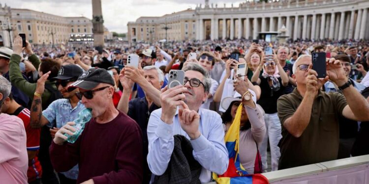 Más de 40.000 esperan el Habemus Papam en la plaza de San Pedro