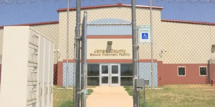 DHS denunció que presuntos miembros del Tren de Aragua «se atrincheraron» en centro de detención