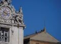 El Vaticano instaló la chimenea en la Capilla Sixtina que anunciará la elección del nuevo papa