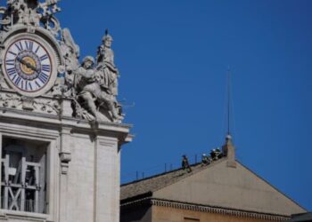 El Vaticano instaló la chimenea en la Capilla Sixtina que anunciará la elección del nuevo papa