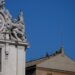 El Vaticano instaló la chimenea en la Capilla Sixtina que anunciará la elección del nuevo papa
