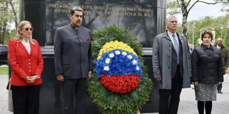 Presidentes Maduro y Díaz-Canel rindieron honores al Libertador Simón Bolívar desde Moscú