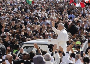 León XIV recorrió este domingo por primera vez en papamóvil la plaza de San Pedro (Fotos)