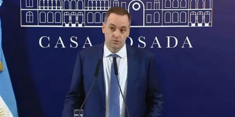 Gobierno de Milei confirma que pareja e hijo del gendarme Nahuel Gallo llegaron a Argentina