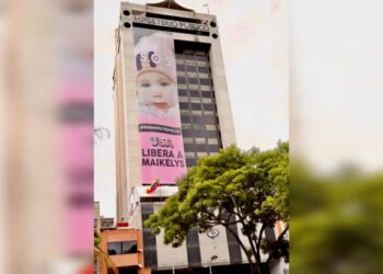 Instalan gigantografía en sede del MP exigiendo liberación de bebé venezolana secuestrada en EEUU