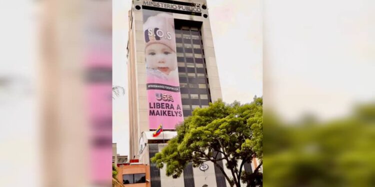 Instalan gigantografía en sede del MP exigiendo liberación de bebé venezolana secuestrada en EEUU