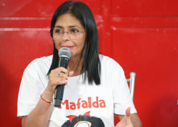 Delcy Rodríguez: «Ante los ataques promovidos por sectores extremistas respondemos que voto sí, balas no»