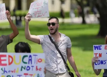 Juez federal impide que Gobierno de Trump revoque visas de estudiantes extranjeros