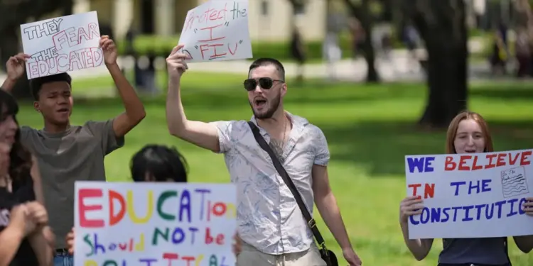 Juez federal impide que Gobierno de Trump revoque visas de estudiantes extranjeros