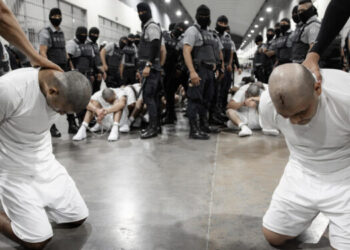 Consejo de DDHH de la ONU investiga como «desapariciones» la expulsión de venezolanos a cárcel de pandilleros de El Salvador