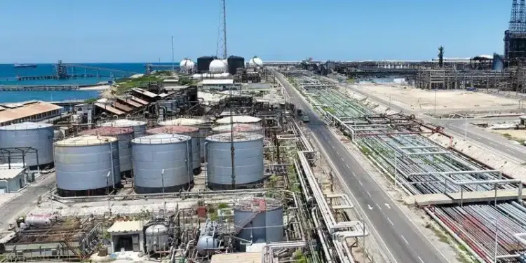 Pdvsa reinicia operaciones en refinería Cardón tras interrupción eléctrica