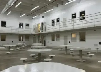 El Gobierno de Trump concede contratos millonarios para reabrir prisiones que albergarán a más inmigrantes