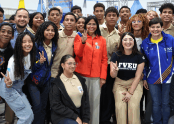 Delcy Rodríguez visita ExpoFeria de Oportunidades de Estudio 2025