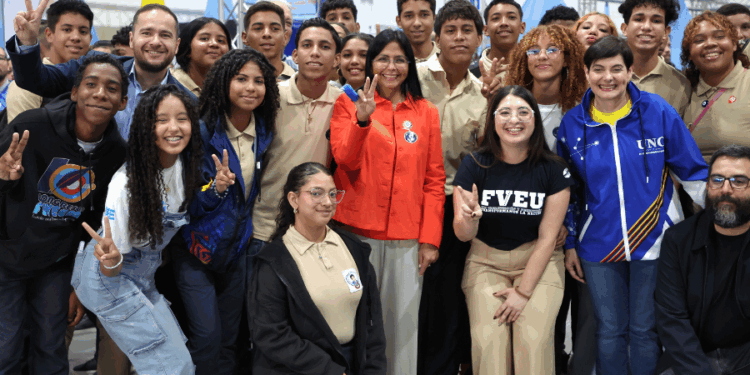 Delcy Rodríguez visita ExpoFeria de Oportunidades de Estudio 2025