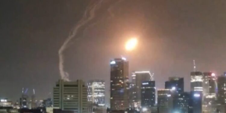 Misiles iraníes burlan la famosa Cúpula de Hierro e impactan sobre Israel