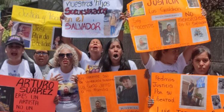 Familiares de migrantes venezolanos secuestrados en El Salvador se reúnen con jefe de Subdivisión de ONU