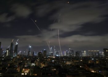 Cuarto día de ataques Irán-Israel eleva muertes a unas 250 sin horizonte de alto el fuego