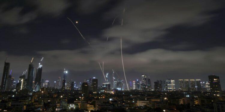 Cuarto día de ataques Irán-Israel eleva muertes a unas 250 sin horizonte de alto el fuego