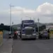 Vehículos de carga pesada están varados en la frontera por restricciones viales en Táchira