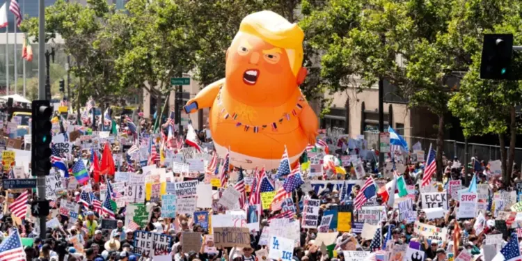 Miles de personas protestaron en EE.UU. contra Trump en el “Día Sin Reyes” (Fotos)