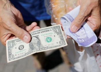 Venezuela suma 50 arrestos en una ofensiva contra el mercado del dólar paralelo