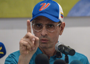 Roberto Enríquez carga contra Capriles y le tacha de “pantomima” de opositor