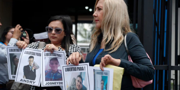 Familiares de migrantes venezolanos secuestrados en el Cecot llegan a El Salvador para exigir «pruebas de vida»