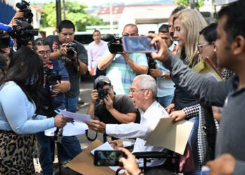 Niegan derecho de visita a venezolanos recluidos en Cecot