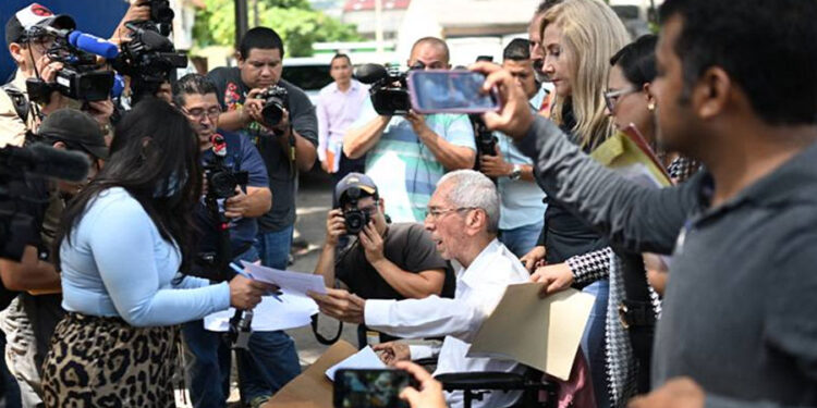 Niegan derecho de visita a venezolanos recluidos en Cecot