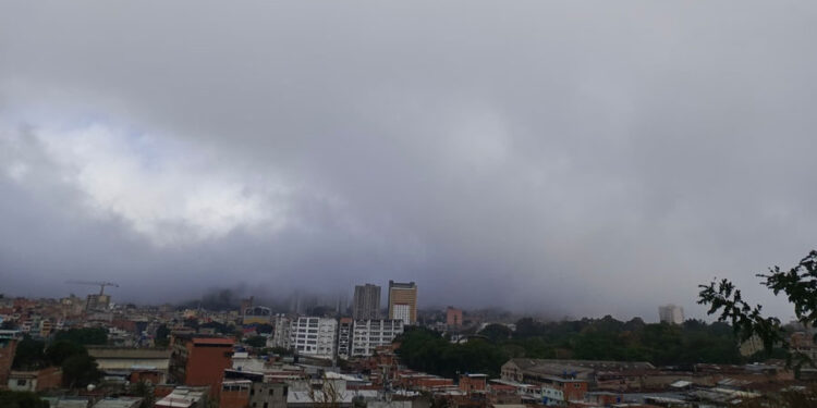 Pronostican cielos nublados y lluvias en varias regiones del país este viernes